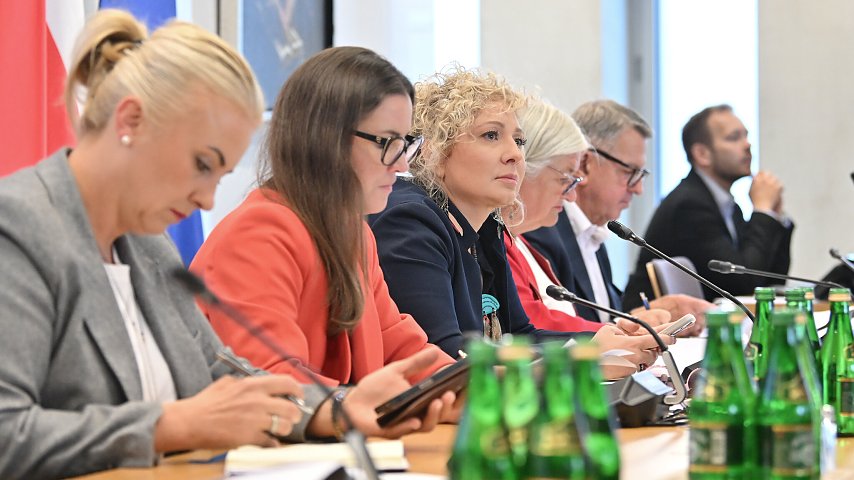 Ostra krytyka „Lex szarlatan” w Sejmie ►